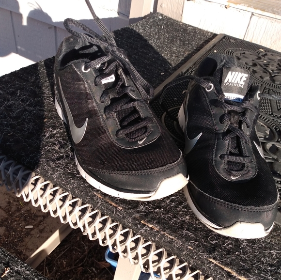 Women's Nike Core Trainer Sz 6 Running Shoes black and white - Picture 1 of 10
